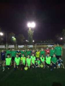 Charly, coordinador de fútbol, con los chicos.